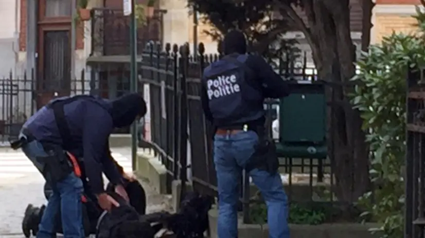 Un uomo sospetto viene bloccato dalla polizia in tenuta antisommosa a Piazza Marie Louise, vicino alla stazione di Maalbek. Viene fatto sdraiare a terra, ma dopo il controllo viene lasciato andare. Bruxelles, 22 marzo 2016. ANSA/ PATRIZIA ANTONINI