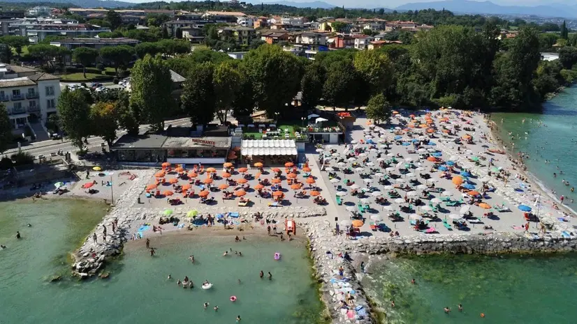 La spiaggia del Desenzanino vista dall'alto - © www.giornaledibrescia.it