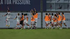 Il Lumezzane esulta al Saleri dopo la vittoria contro l'Ospitaletto - Foto New Reporter Comincini © www.giornaledibrescia.it