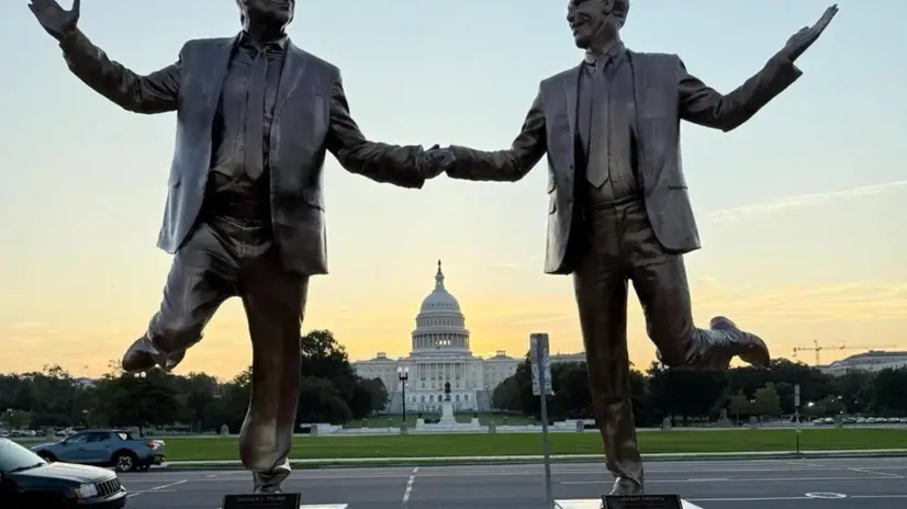 Un'immagine postata dal profilo di Judy St Amand su X mostra la scultura di Trump mano nella mano con Epstein, comparsa sul National Mall, il viale che collega il congresso americano al memoriale dedicato a George Washington, Washington, 24 settembre 2025. X / JUDY ST AMAND +++ ATTENZIONE: L'ANSA NON POSSIEDE I DIRITTI DI QUESTA FOTO CHE NON PUO' ESSERE PUBBLICATA SENZA L'AUTORIZZAZIONE DELLA FONTE DI ORIGINE CUI SI RINVIA +++ NPK +++