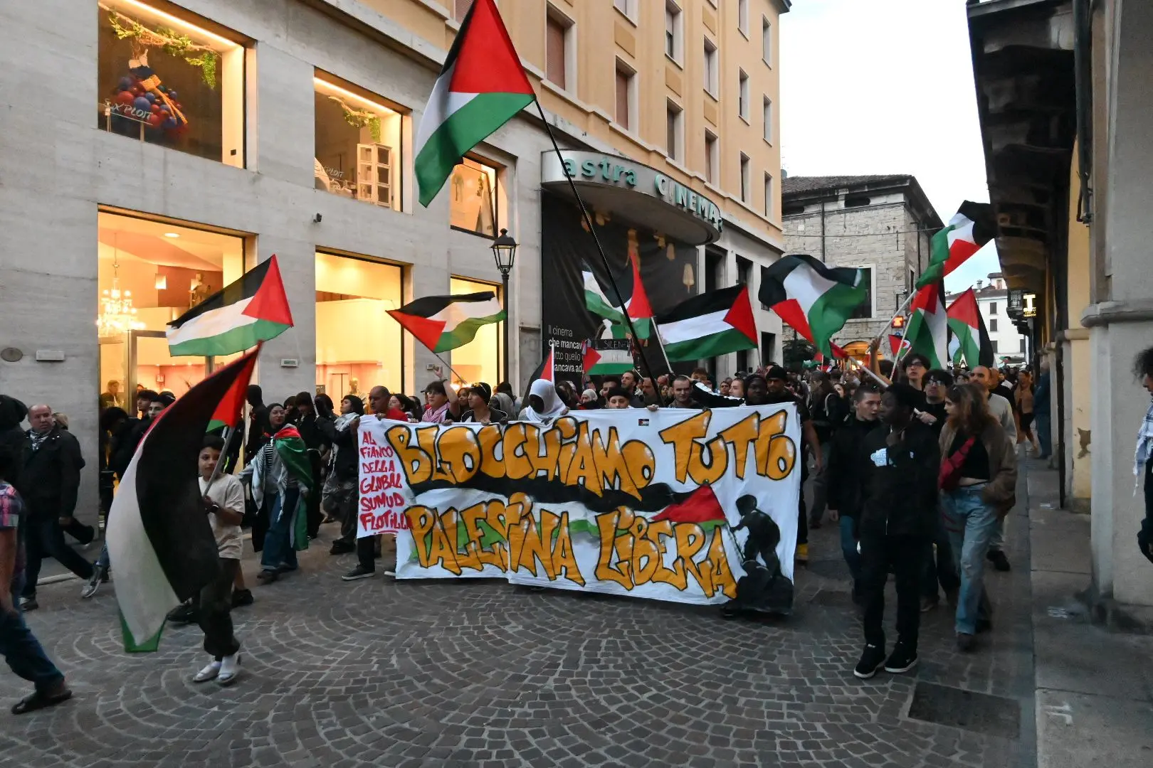 La manifestazione pro Pal a Brescia