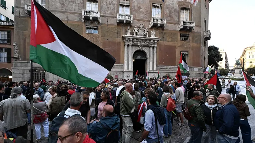 Un momento del presidio sotto la Prefettura per protestare contro gli attacchi alle barche in navigazione della Global Sumud Flotilla . Genova, 24 settembre 2025. ANSA/LUCA ZENNARO