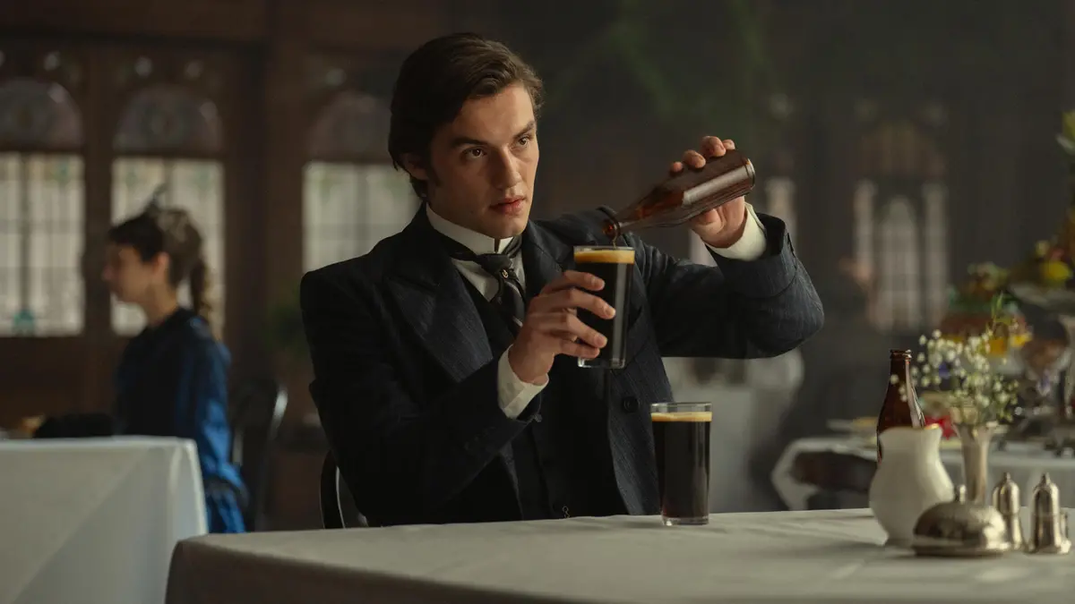 Louis Partridge, uno dei fratelli Guinness, nella serie "House of Guinness" da oggi su Netflix