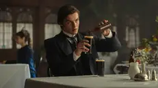 Louis Partridge, uno dei fratelli Guinness, nella serie "House of Guinness" da oggi su Netflix