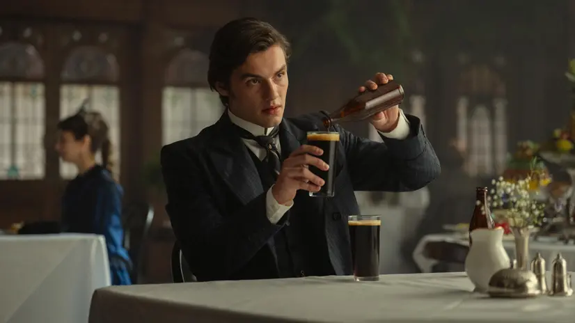 Louis Partridge, uno dei fratelli Guinness, nella serie "House of Guinness" da oggi su Netflix