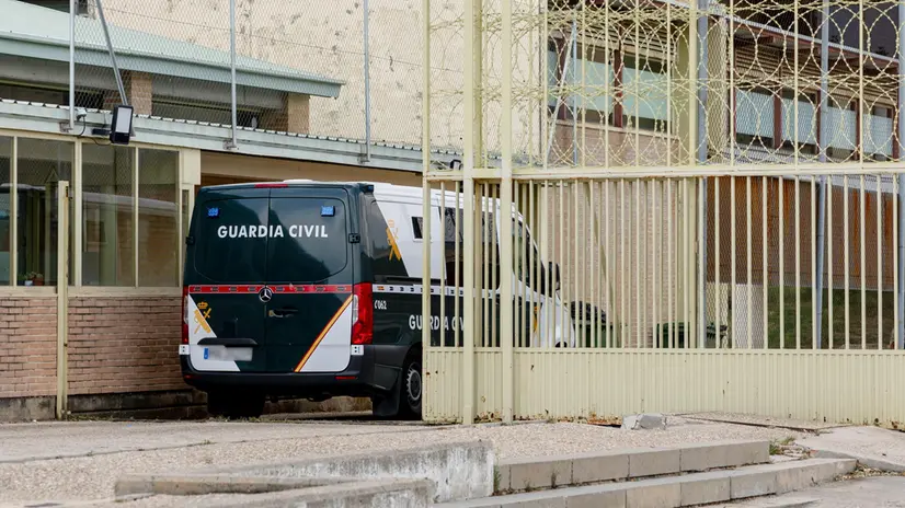 epa12206540 A Spanish Guardia Civil van carries former Ruling Socialist Party member Santos Cerdan to Soto del Real prison in Madrid, Spain, 30 June 2025, following a Supreme Court order on the grounds that he played a 'specific role' in an alleged bribes collection. EPA/Daniel Gonzalez
