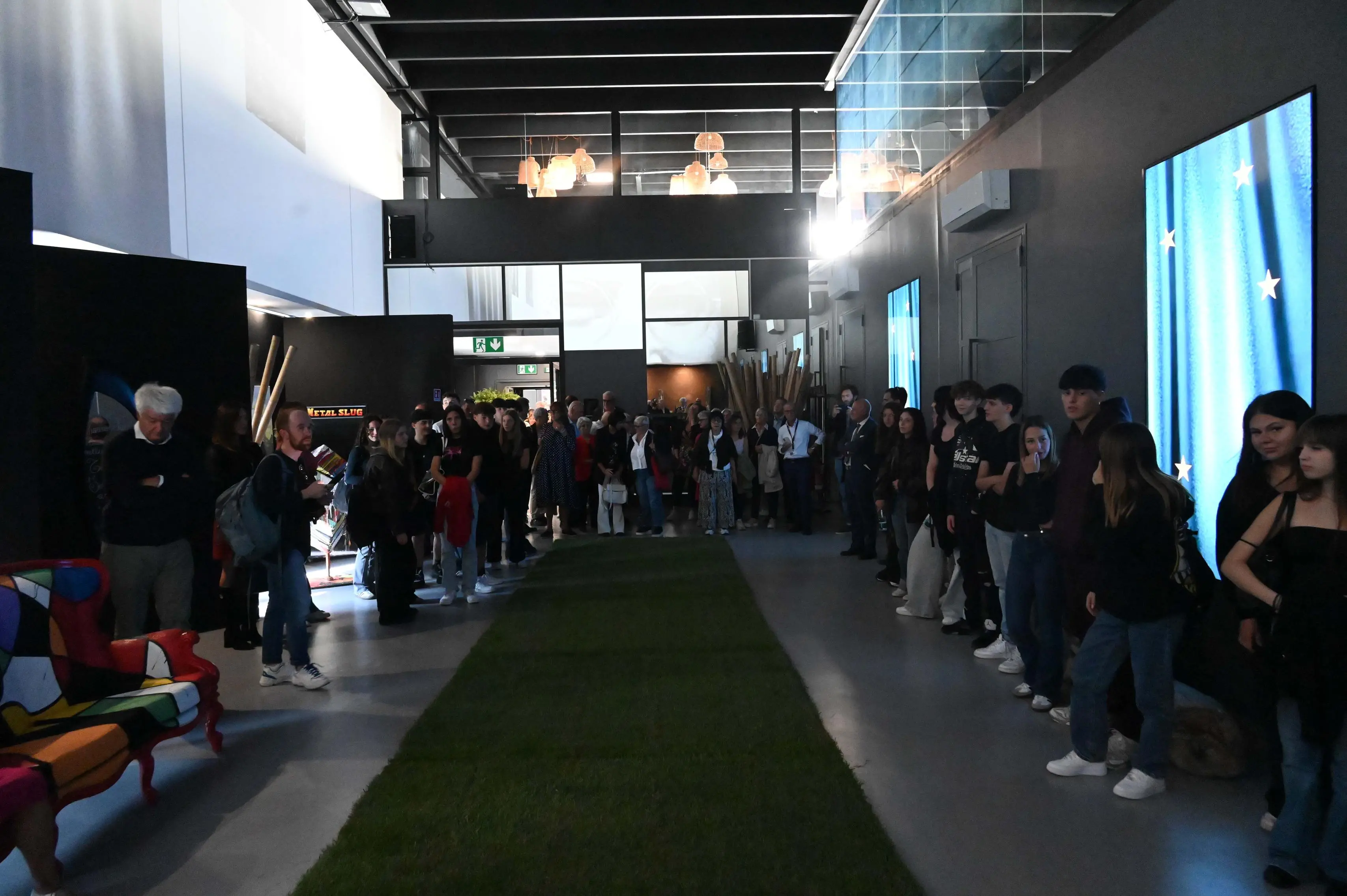 La mostra Democracy dell'artista bresciano Dhoino