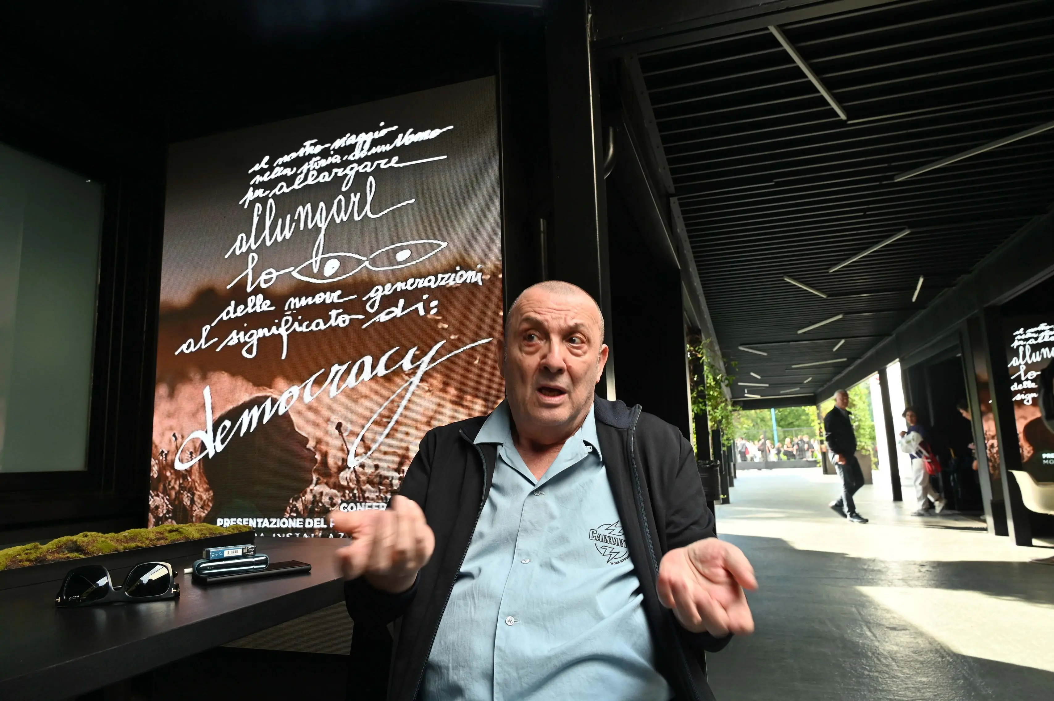 La mostra Democracy dell'artista bresciano Dhoino
