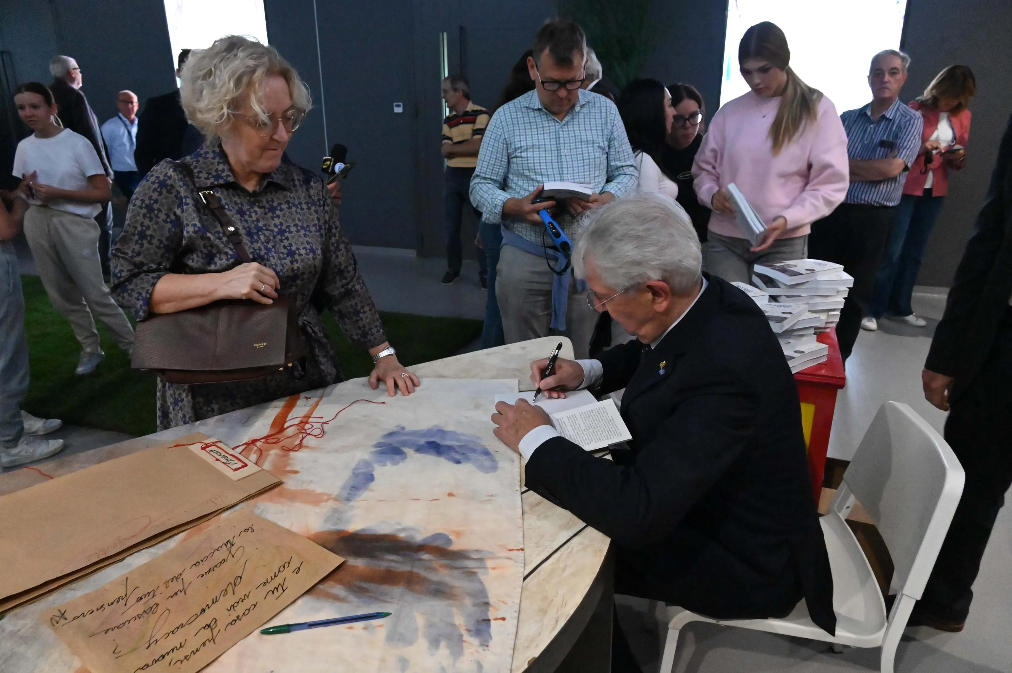 La mostra Democracy dell'artista bresciano Dhoino