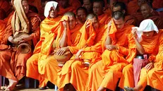 PHN02 - 19991007 - CHOEUNG EK, CAMBODIA : Cambodian Buddhist monks protect their heads from the sun during a ceremony at Choeung Ek 07 October 1999. Packing out the killing fields on the grassy edge of Phnom Penh, hundreds of Buddhist monks and thousands of mourners laid wreaths and burned incense at the site of the murder and burial of more than 8,000 Cambodians during the Pol Pot regime, marking the start of the Cambodia's annual festival of the dead. EPA PHOTO AFP/PHILIPPE LOPEZ/pl/ca/vg