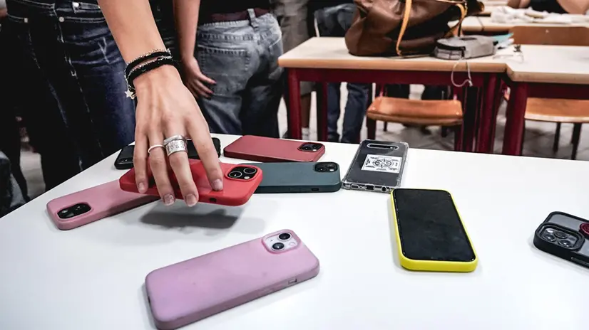 GLi studenti lasciano i loro telefoni cellulari all'ingresso della classe dopo il divieto di utilizzo all'interno dei locali scolastici. Inizio anno scolastico per gli studenti del liceo Massimo D'Azeglio. Torino 10 settembre 2025 ANSA/TINO ROMANO (Cellulari, scuola, Spmartphone, generica, simbolica)