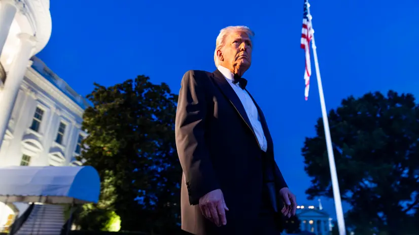 epa12394204 US President Donald Trump speaks to reporters before he departs the White House for a private dinner at Mount Vernon, in Washington, DC, USA, 20 September 2025. The president spoke briefly about Jimmy Kimmel, saying 'I think Jimmy Kimmel is terrible. ABC lost millions.' He also spoke about meeting with Democratic lawmakers to avoid a government shutdown. EPA/JIM LO SCALZO / POOL