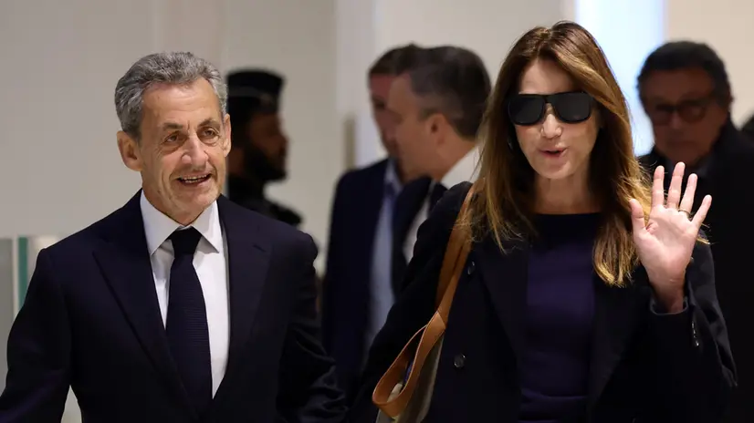 epa12403907 Former French president Nicolas Sarkozy (L) and his wife, Carla Bruni-Sarkozy (R), arrive at the courthouse in Paris, France, 25 September 2025. Former president Sarkozy and twelve others, including three former ministers, stand trial for criminal conspiracy to receive funds for the 2007 presidential campaign from the regime of late Libyan leader Muammar Gaddafi. The French national financial prosecutor's office is seeking a seven-year prison sentence for the former president. Sarkozy has been convicted twice, in two separate cases, since he left office in 2012. EPA/Teresa Suarez