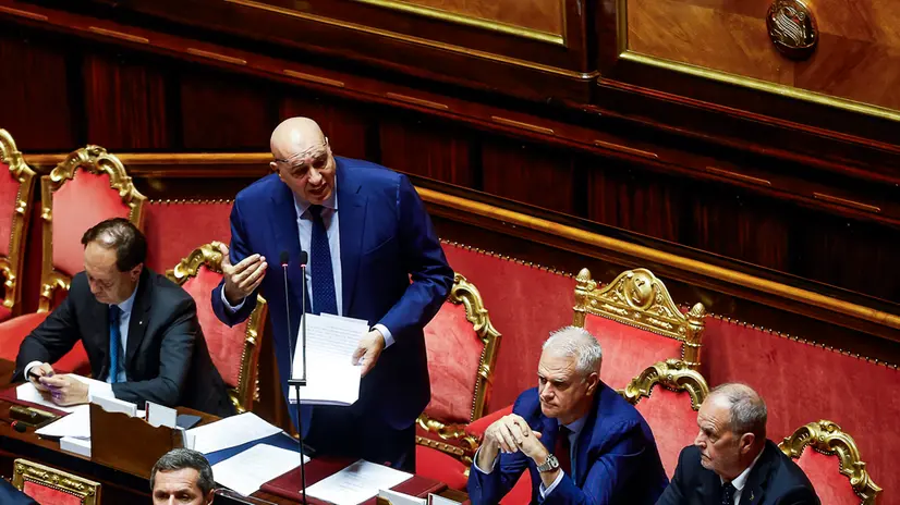 Il ministro alla Difesa Guido Crosetto in aula al Senato durante l’informativa urgente in ordine agli attacchi occorsi a danno della Global Sumud Flotilla e all’evoluzione della situazione sul fronte orientale europeo, Roma, 25 settembre 2025. ANSA/ANGELO CARCONI
