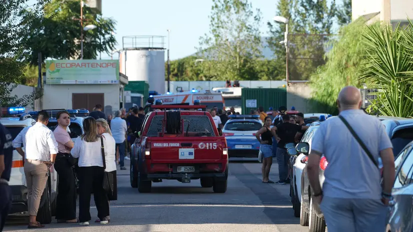 Tre persone sono morte in seguito ad un'esplosione verificatasi alle 'Ecopartenope' di Marcianise, in provincia di Caserta. Secondo le prime informazioni dei vigili del fuoco, la deflagrazione sarebbe avvenuta durante dei lavori di manutenzione agli impianti dell'azienda che si occupa del trattamento dei rifiuti. Una quarta persona risulterebbe dispersa, Marcianise, 19 settembre 2025. ANSA/CESARE ABBATE