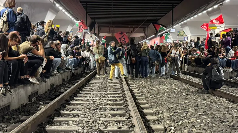 Pro Pal activists occupied the platforms of Turin's Porta Susa train station during a demonstration in the city's historic center. Turin, September 24, 2024. ANSA / ANDREA DOI