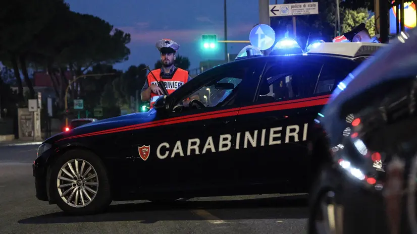 Carabinieri del Nucleo Radiomobile durante dei controlli su via Prenestina, Roma, 12 Agosto 2025. ANSA/GIUSEPPE LAMI Sono circa 100 gli equipaggi che quotidianamente 24 ore su 24 intevengono sul territorio della capitale.