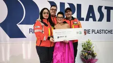 Mara Bicelli al 45esimo della Riplast coi volontari del Soccorso - © www.giornaledibrescia.it