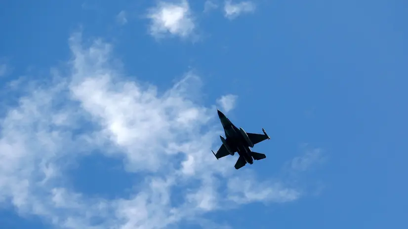 epa12205735 An Indonesian Air Force F-16 fighter flies over Sultan Iskandar Muda Military Base during combat training in Aceh, Indonesia, 30 June 2025. The military exercise is part of a refresher program to enhance the combat abilities of fighters and pilots in protecting Indonesian airspace from intrusions and maintaining the country's outer borders. EPA/HOTLI SIMANJUNTAK