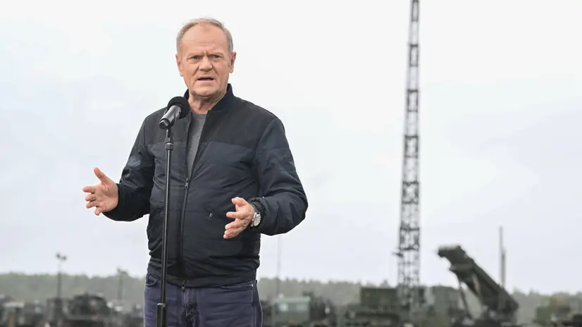 epa12382817 Prime Minister Donald Tusk speaks during a visit to the Central Air Force Training Area in Ustka, northern Poland, 16 September 2025. The visit took place as part of the 'Autumn Fire-25' combined fire support training exercise, one of the elements of 'Iron Defender' – the largest and most important of the planned training projects of the Polish Armed Forces in 2025. EPA/ANDRZEJ JACKOWSKI POLAND OUT