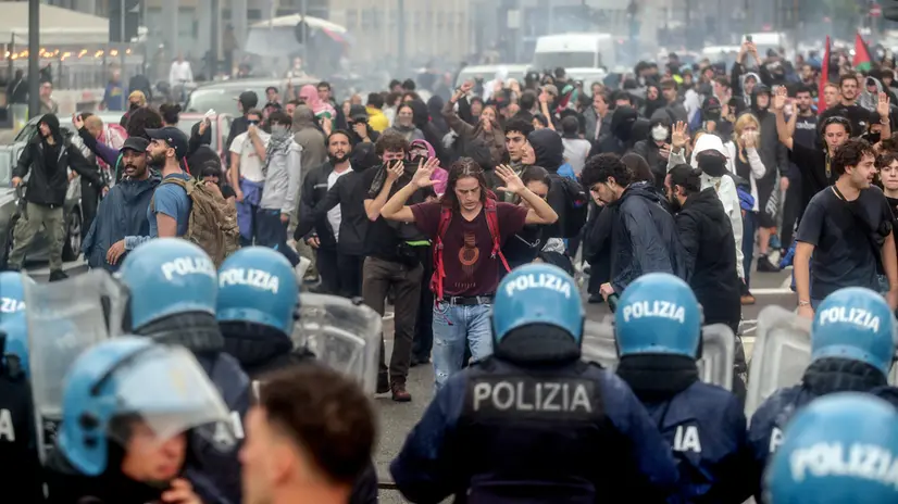 Scontri al corteo per la Palestina a Milano, 22 settembre 2025. ANSA/MOURAD BALTI TOUATI