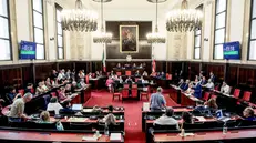 Protesta con cartelli da parte dei consiglieri dell’opposizione durante la seduta del consiglio comunale dopo l’inchiesta sull’urbanistica a Palazzo Marino a Milano, 17 luglio 2025. ANSA/MOURAD BALTI TOUATI