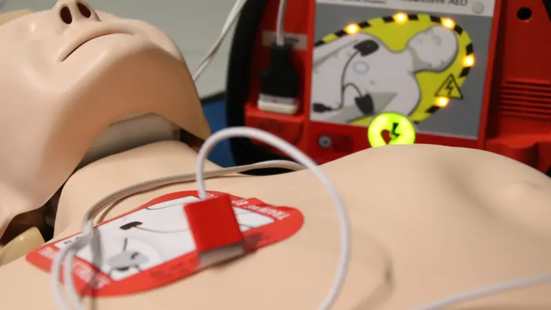 Un defibrillatore - © www.giornaledibrescia.it