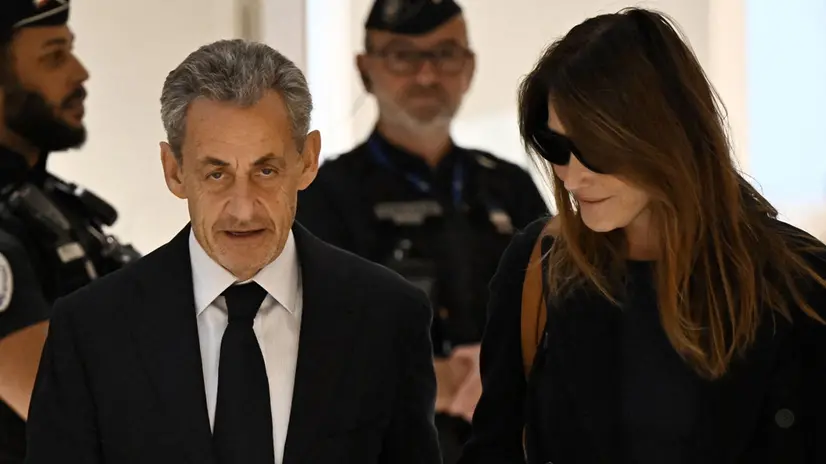 Sarkozy con la moglie Carla Bruni - Ansa  © www.giornaledibrescia.it