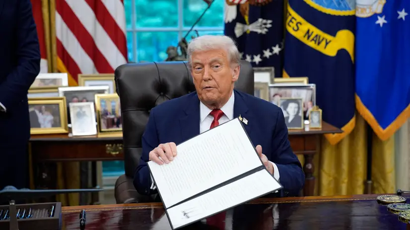 epa12406046 US President Donald Trump signs an executive order in the Oval Office of the White House in Washington, DC, USA, 25 September 2025. EPA/YURI GRIPAS / POOL