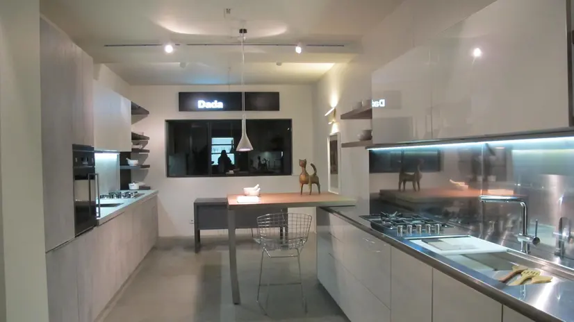 Un'immagine del primo showroom aperto a Teheran dalla ?Molteni &C?, una delle maggiori aziende italiane nella produzione di mobili e cucine, che ha deciso di aprire al mercato iraniano. La filiale si trova in una elegante palazzina a tre piani, con giardino interno, gia' sede dell?ambasciata belga, 11 maggio 2016. ANSA/Elisa Pinna