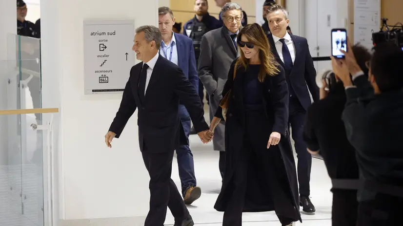epa12403914 Former French president Nicolas Sarkozy (L) and his wife, Carla Bruni-Sarkozy (R), arrive at the courthouse in Paris, France, 25 September 2025. Former president Sarkozy and twelve others, including three former ministers, stand trial for criminal conspiracy to receive funds for the 2007 presidential campaign from the regime of late Libyan leader Muammar Gaddafi. The French national financial prosecutor's office is seeking a seven-year prison sentence for the former president. Sarkozy has been convicted twice, in two separate cases, since he left office in 2012. EPA/Teresa Suarez