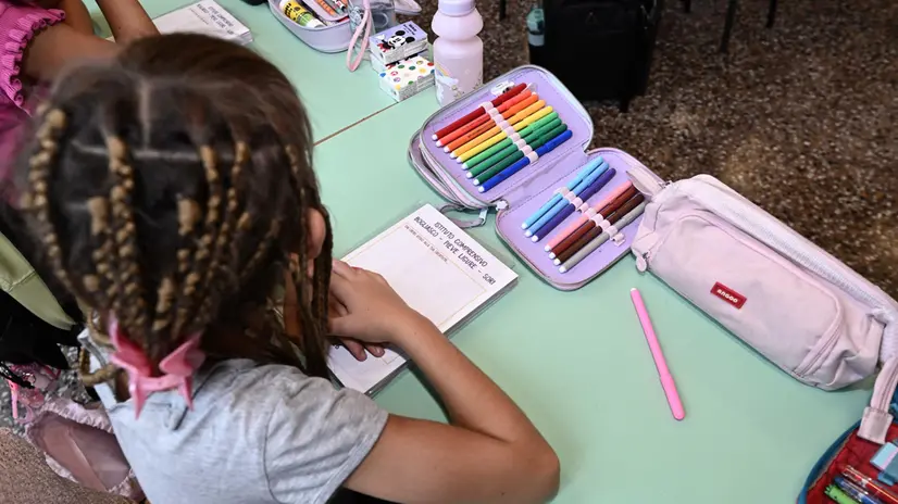 Primo giorno di scuola per i bambini della scuola primaria e secondaria di Sori, 15 settembre 2025. ANSA/LUCA ZENNARO