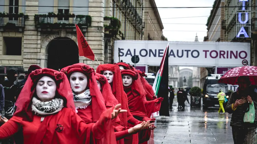 Sfilata delle Red Rebels di Extinction Rebellion durante l'inaugurazione del Salone dell'auto. Torino 26 settembre 2025 ANSA/TINO ROMANO