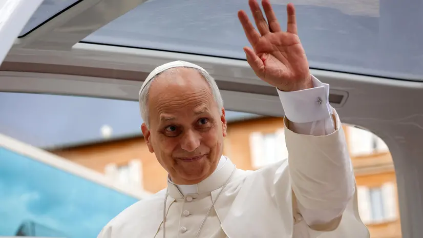 epa12401639 Pope Leo XIV waves to the faithful as he leaves after his weekly general audience in Saint Peter's Square, Vatican City, 24 September 2025. EPA/GIUSEPPE LAMI