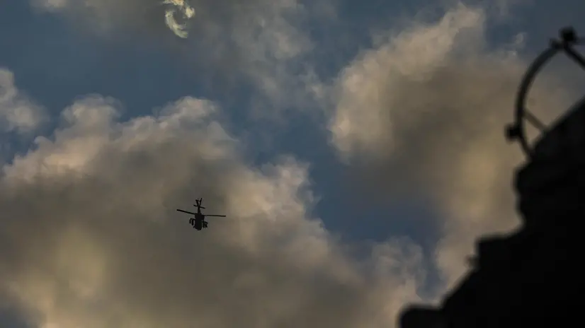 epa12405158 An Israeli Apache attack helicopter flies over Gaza City during an Israeli military operation in Gaza City, Gaza Strip, 25 September 2025. More than 65,400 Palestinians have been killed in the Gaza Strip since October 2023, according to the Palestinian Ministry of Health, and about 1,200 Israelis have been killed since the launch of an Israeli military campaign in response to a cross-border attack by Hamas on 07 October 2023. EPA/MOHAMMED SABER