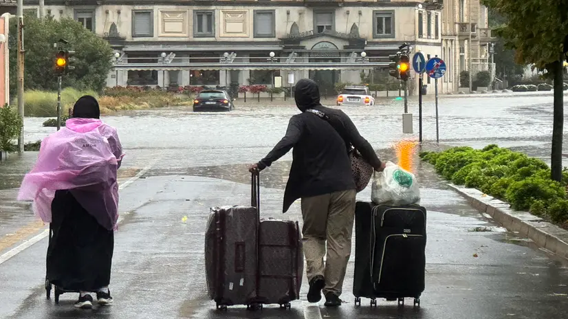Piazza Cavour a Como invasa dall’acqua a causa delle forti piogge. Como 22 Settembre 2025 ANSA / MATTEO BAZZI
