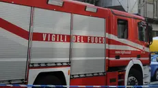 I soccorsi all'uomo 41enne che stamattina si è arrampicato su un'impalcatura nel centro di Milano e ha minacciato il suicidio. La Polizia ha spiegato che si tratta di un piccolo imprenditore che attendeva invano un pagamento da alcuni creditori. A convincerlo stamani a scendere dall'impalcatura in corso Europa, all'angolo con piazza San Babila, nel cuore della città, sono stati i vigili del fuoco, che poi lo hanno imbragato e portato a terra. Sul posto gli agenti della Polizia locale hanno bloccato la circolazione e i vigili del fuoco hanno gonfiato i teloni di soccorso. Poi l'uomo ha desistito. MILO SCIAKY/ANSA/CRI