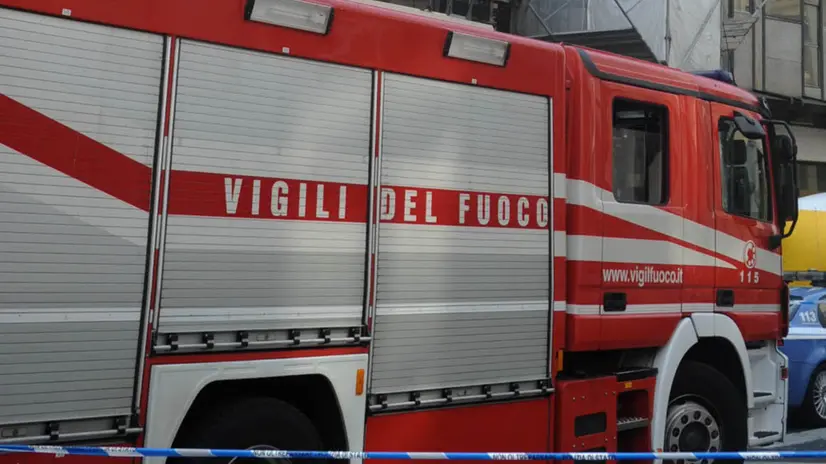I soccorsi all'uomo 41enne che stamattina si è arrampicato su un'impalcatura nel centro di Milano e ha minacciato il suicidio. La Polizia ha spiegato che si tratta di un piccolo imprenditore che attendeva invano un pagamento da alcuni creditori. A convincerlo stamani a scendere dall'impalcatura in corso Europa, all'angolo con piazza San Babila, nel cuore della città, sono stati i vigili del fuoco, che poi lo hanno imbragato e portato a terra. Sul posto gli agenti della Polizia locale hanno bloccato la circolazione e i vigili del fuoco hanno gonfiato i teloni di soccorso. Poi l'uomo ha desistito. MILO SCIAKY/ANSA/CRI