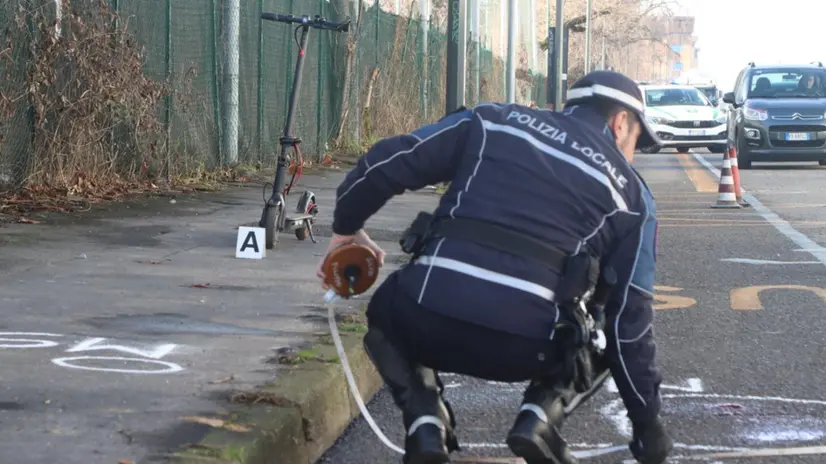 La polizia locale sul luogo dove una donna di 36 anni che viaggiava su un monopattino elettrico è stata investita da un furgone o da un autocarro il cui conducente non si è fermato a soccorrerlaa Milano, 10 gennaio 2025. ANSA/Paolo Salmoirago