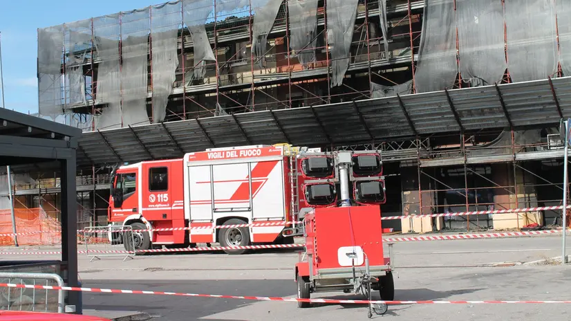 L'edificio di Rovato divorato dalle fiamme - © www.giornaledibrescia.it
