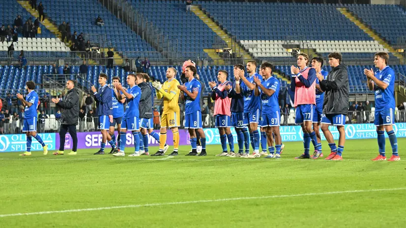 Sotto la curva i giocatori dell’Union Brescia rispondono all’applauso dei tifosi - New Reporter © www.giornaledibrescia.it
