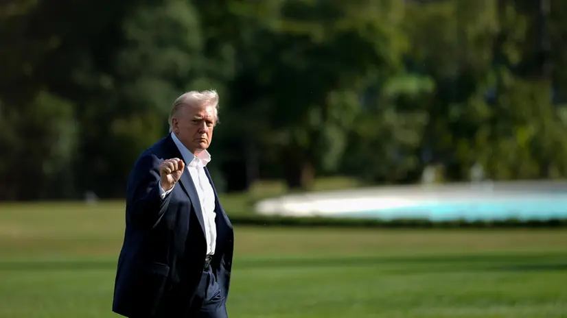 epa12408773 US President Donald Trump walks on the South Lawn of the White House after arriving on Marine One in Washington, DC, USA, 26 September 2025. President Trump is travelled to the Ryder Cup in Bethpage State Park in Farmingdale, New York. EPA/KENT NISHIMURA / POOL