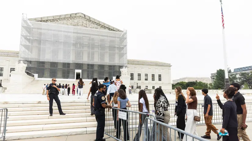 epa12201044 People walk outside the US Supreme Court as the high judges prepare to issue decisions on birthright citizenship, along with five other cases, in Washington, DC, USA, 27 June 2025. Birthright citizenship, which is guaranteed by the Fourteenth Amendment to the Constitution, grants citizenship to all babies born in the United States, regardless of their parents' legal status. EPA/JIM LO SCALZO
