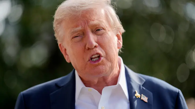 epa12407834 US President Donald Trump speaks to members of the media on the South Lawn of the White House before boarding Marine One in Washington, DC, USA, 26 September 2025. Trump’s plan to impose a 100% tariff on branded drug imports was greeted with a shrug by many investors, who are betting his exemptions for companies with US manufacturing will soften any blow. EPA/KENT NISHIMURA / POOL