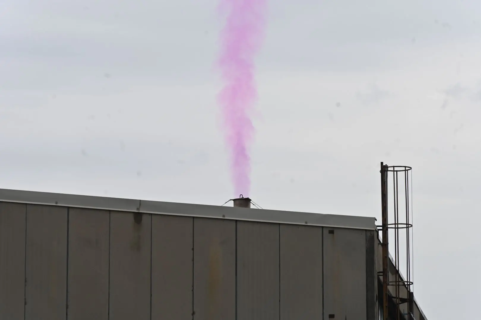 Il fumo rosa dall'azienda in zona industriale