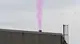 Il fumo rosa dall'azienda in zona industriale