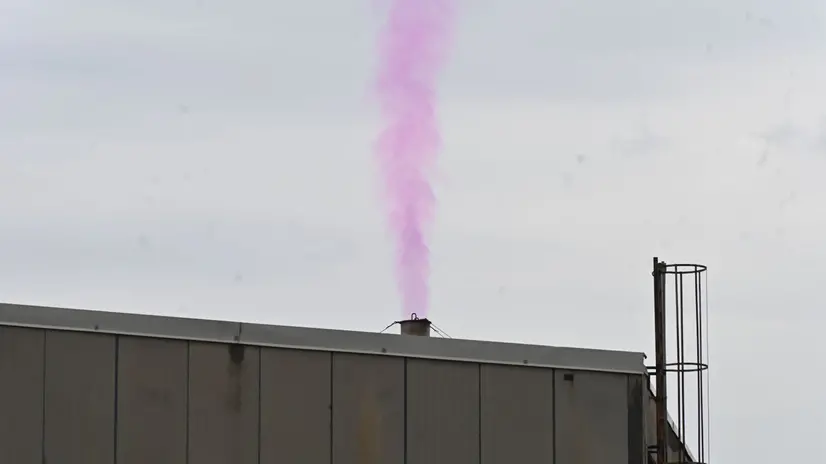 Il fumo rosa dall'azienda in zona industriale