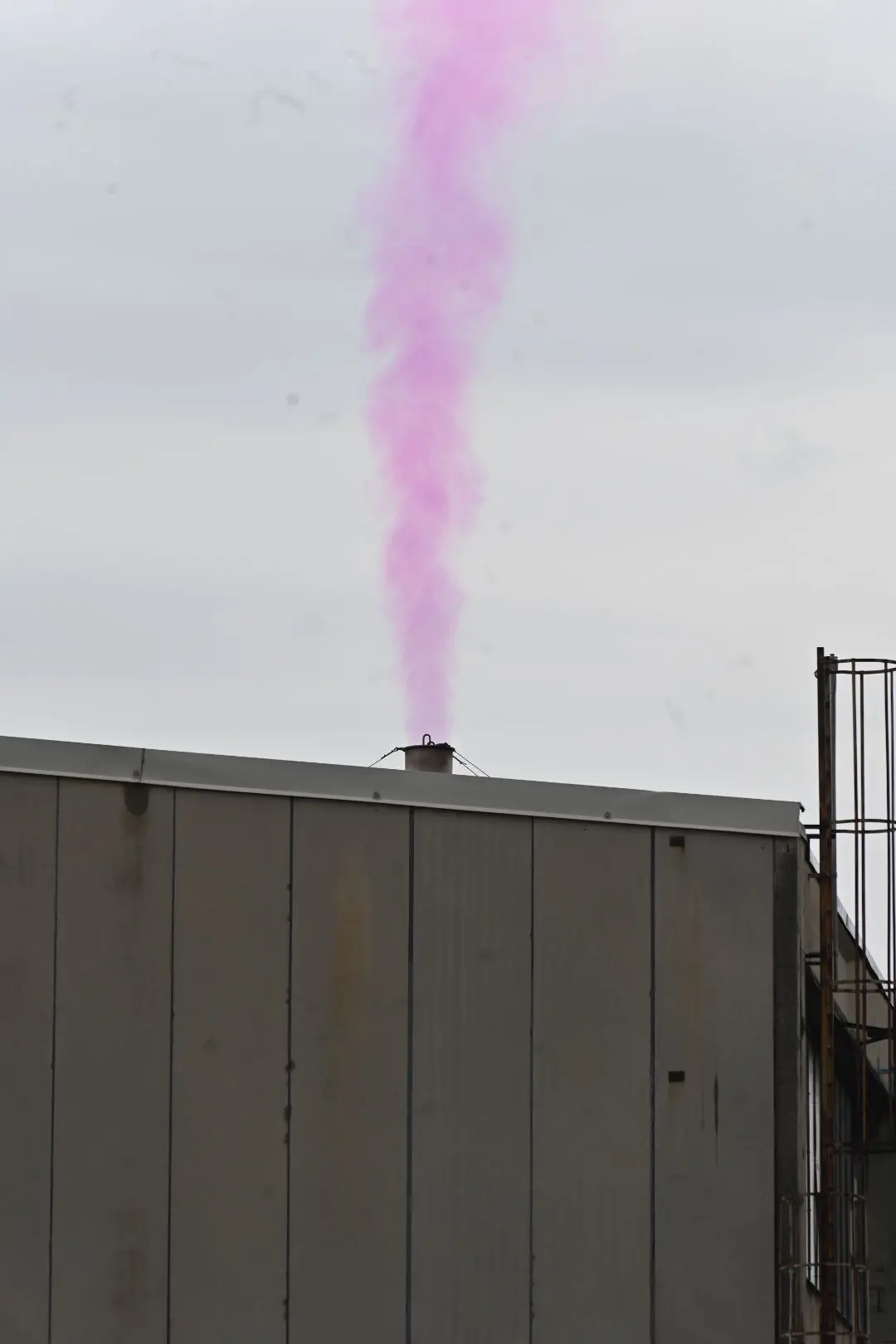 Il fumo rosa dall'azienda in zona industriale