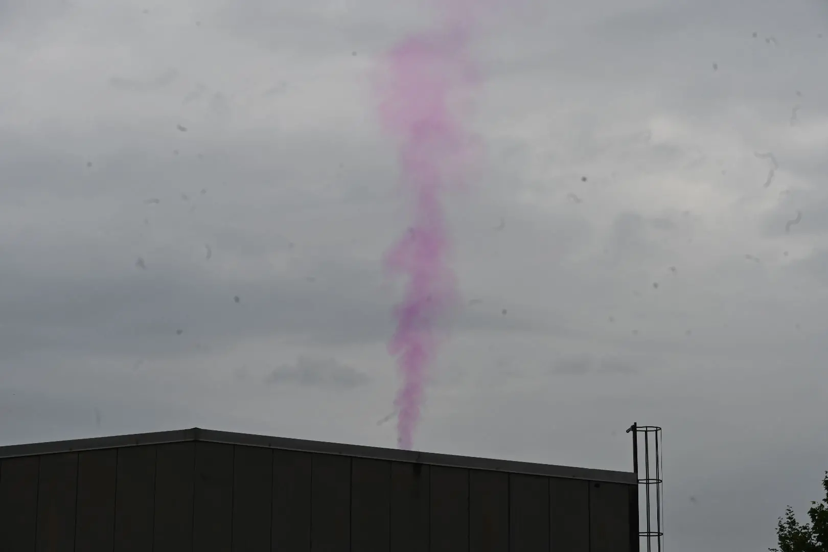Il fumo rosa dall'azienda in zona industriale