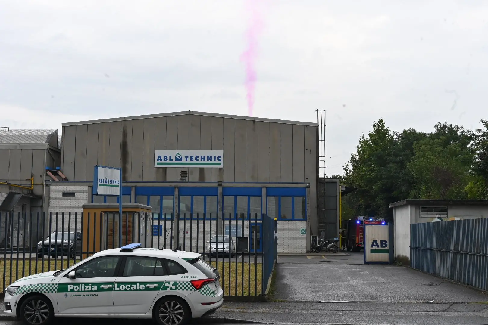 Il fumo rosa dall'azienda in zona industriale